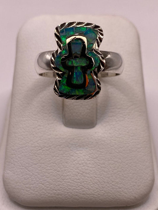 Anillo Plata Ley 950 con Ópalo de Fuego Diseño Artesanal de Cruz — ángulo diagonal