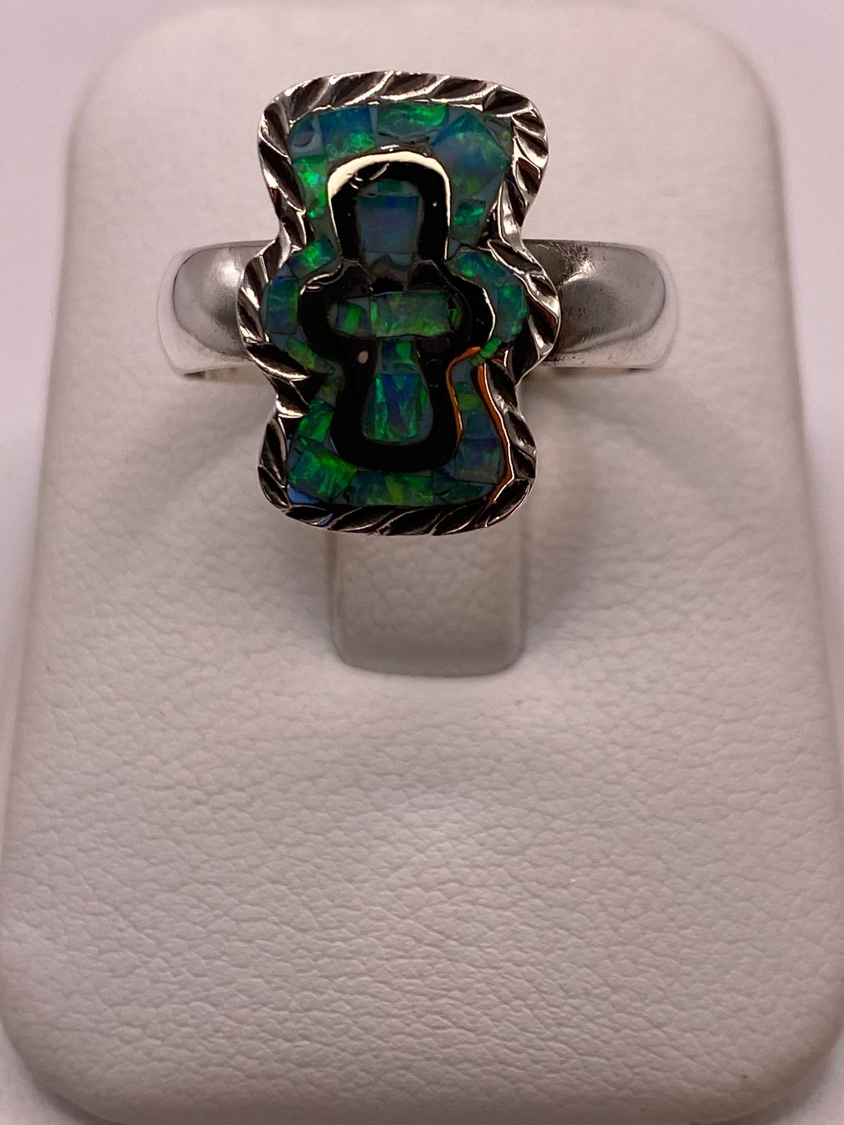 Anillo Plata Ley 950 con Ópalo de Fuego Diseño Artesanal de Cruz, vista de detalle