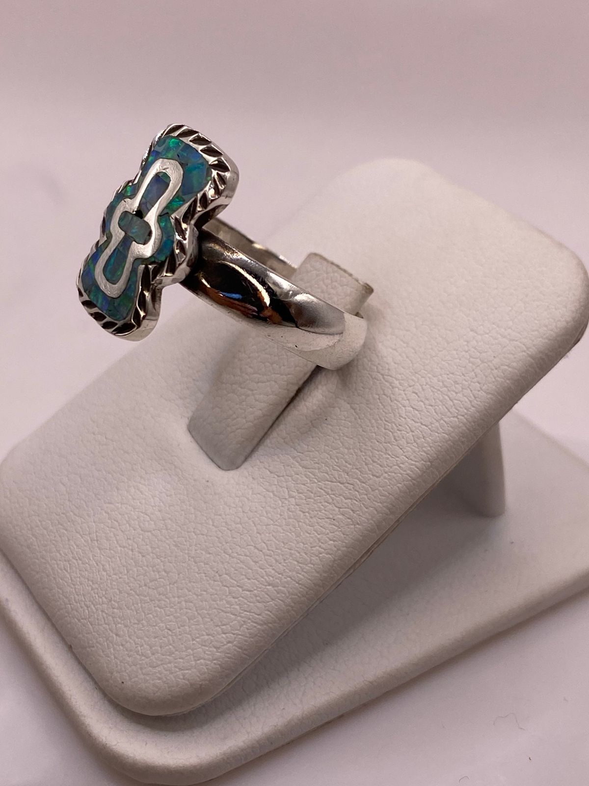 Anillo Plata Ley 950 con Ópalo de Fuego Diseño Artesanal de Cruz, vista frontal