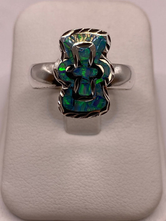 Anillo en Plata Ley 950 con Ópalo de Fuego Diseño con Figura de Cruz en báscula mostrando peso