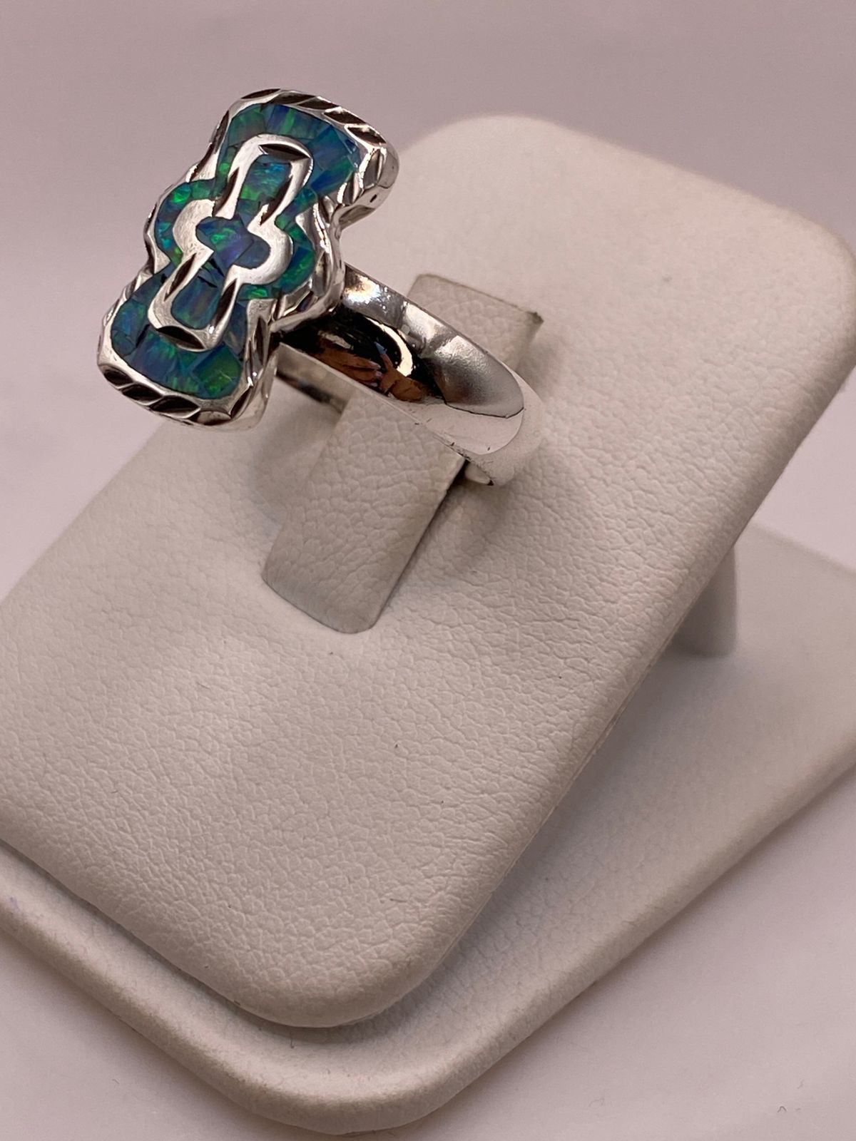 Anillo en Plata Ley 950 con Ópalo de Fuego Diseño con Figura de Cruz, vista lateral