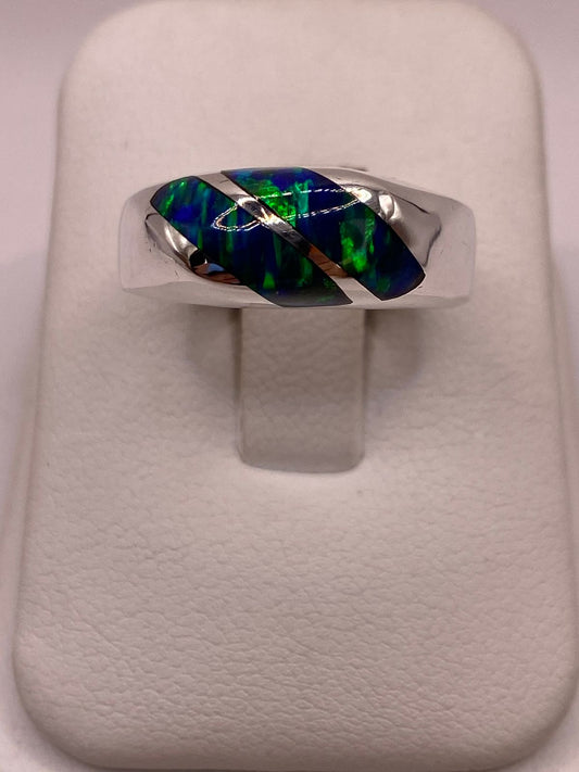 Anillo en Plata Ley 950 con Ópalo de Fuego Diseño Moderno Diagonal en báscula mostrando peso