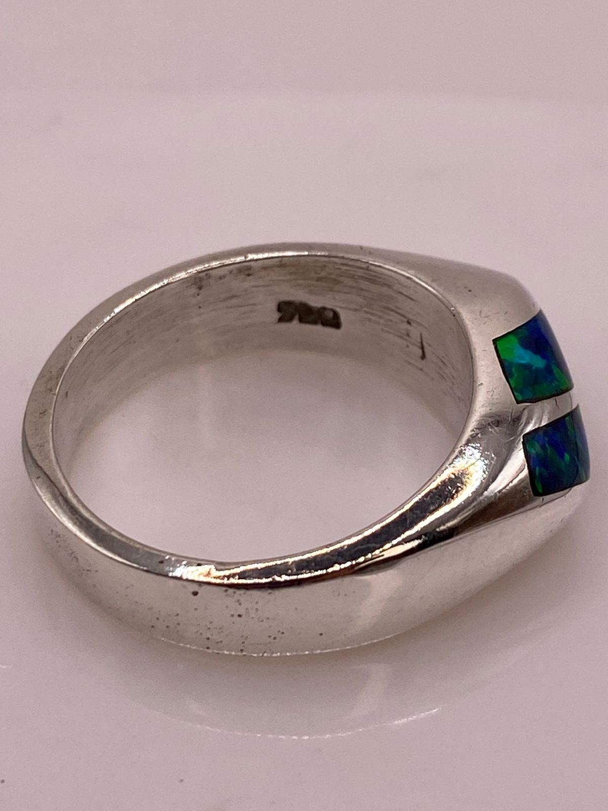 Anillo en Plata Ley 950 con Ópalo de Fuego Diseño Moderno Diagonal, sello de autenticidad Plata Ley .925
