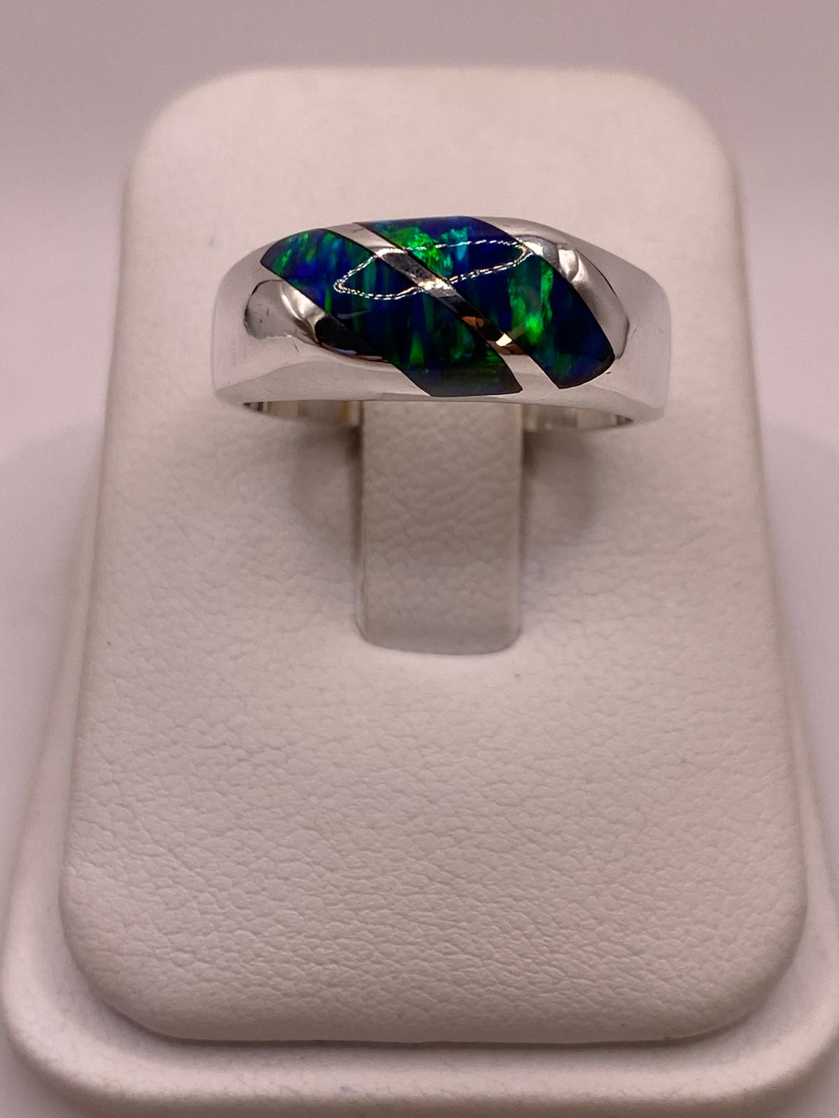 Anillo en Plata Ley 950 con Ópalo de Fuego Diseño Moderno Diagonal, vista de detalle