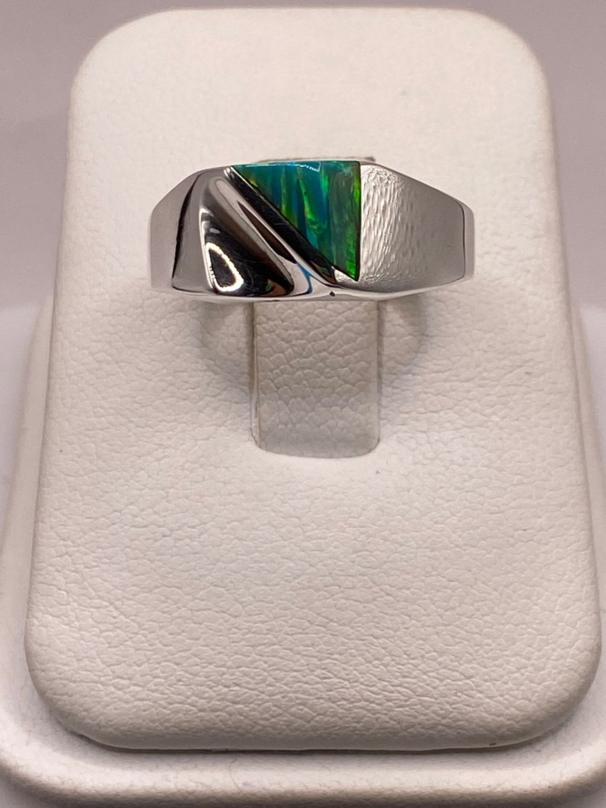 Anillo Plata Ley 950 con Ópalo de Fuego Diseño Moderno con Incrustación Diagonal en báscula mostrando peso