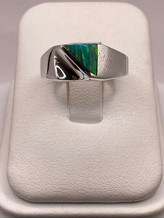 Anillo Plata Ley 950 con Ópalo de Fuego Diseño Moderno con Incrustación Diagonal en báscula mostrando peso