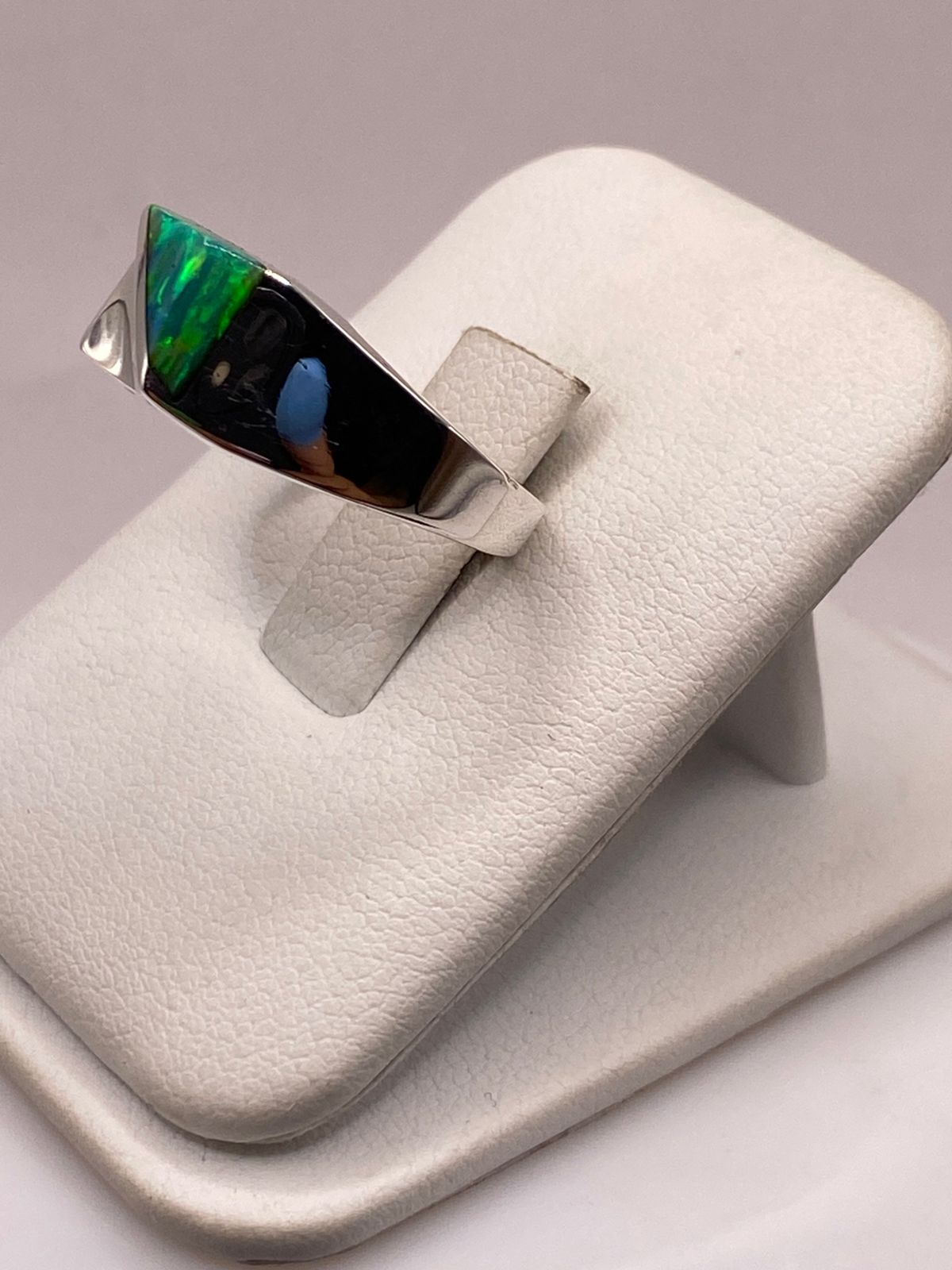 Anillo Plata Ley 950 con Ópalo de Fuego Diseño Moderno con Incrustación Diagonal, vista frontal