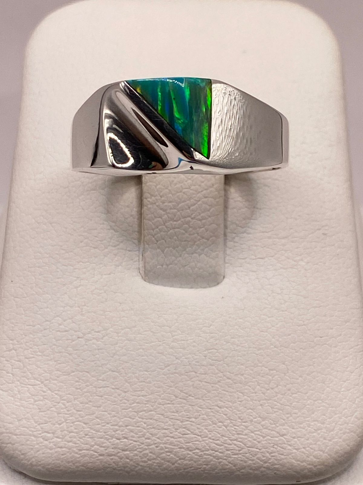 Anillo Plata Ley 950 con Ópalo de Fuego Diseño Moderno con Incrustación Diagonal, vista lateral