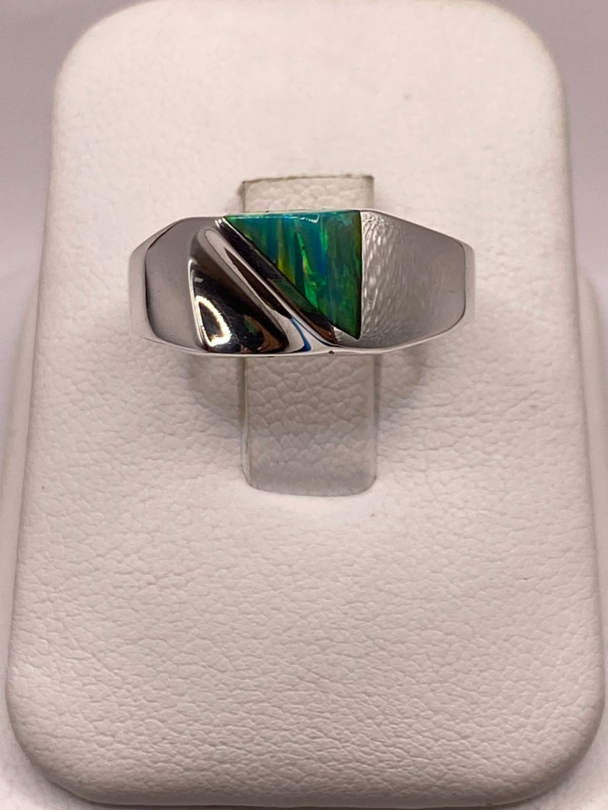 Anillo Plata Ley 950 con Ópalo de Fuego Diseño Moderno con Incrustación Diagonal, vista de detalle
