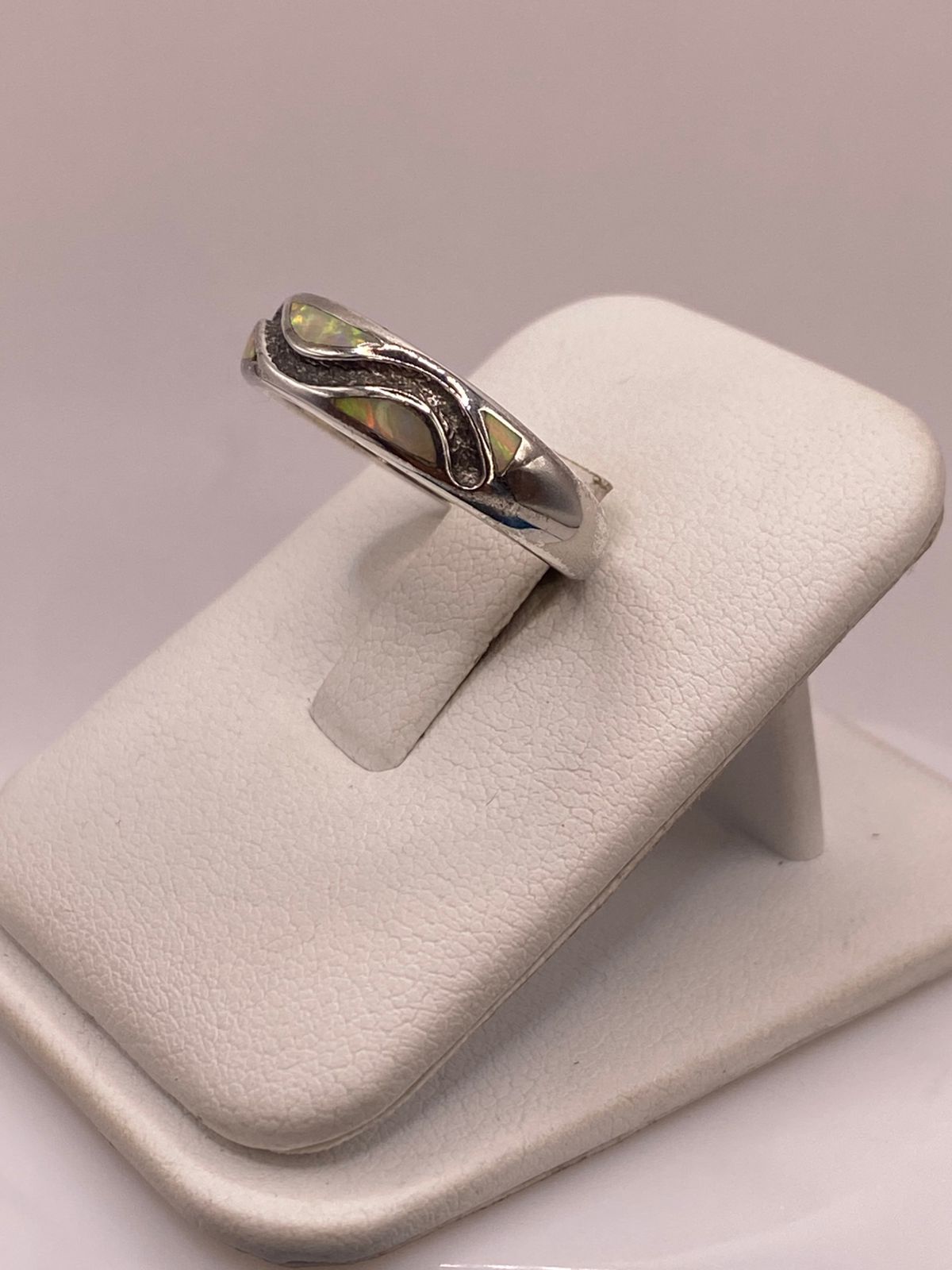 Anillo de Plata Ley 950 con Ópalo de Fuego y Diseño Ondulado, vista frontal