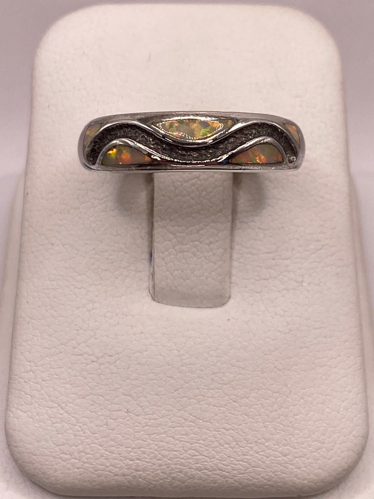 Anillo de Plata Ley 950 con Ópalo de Fuego y Diseño Ondulado — ángulo diagonal