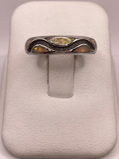 Anillo de Plata Ley 950 con Ópalo de Fuego y Diseño Ondulado — ángulo diagonal