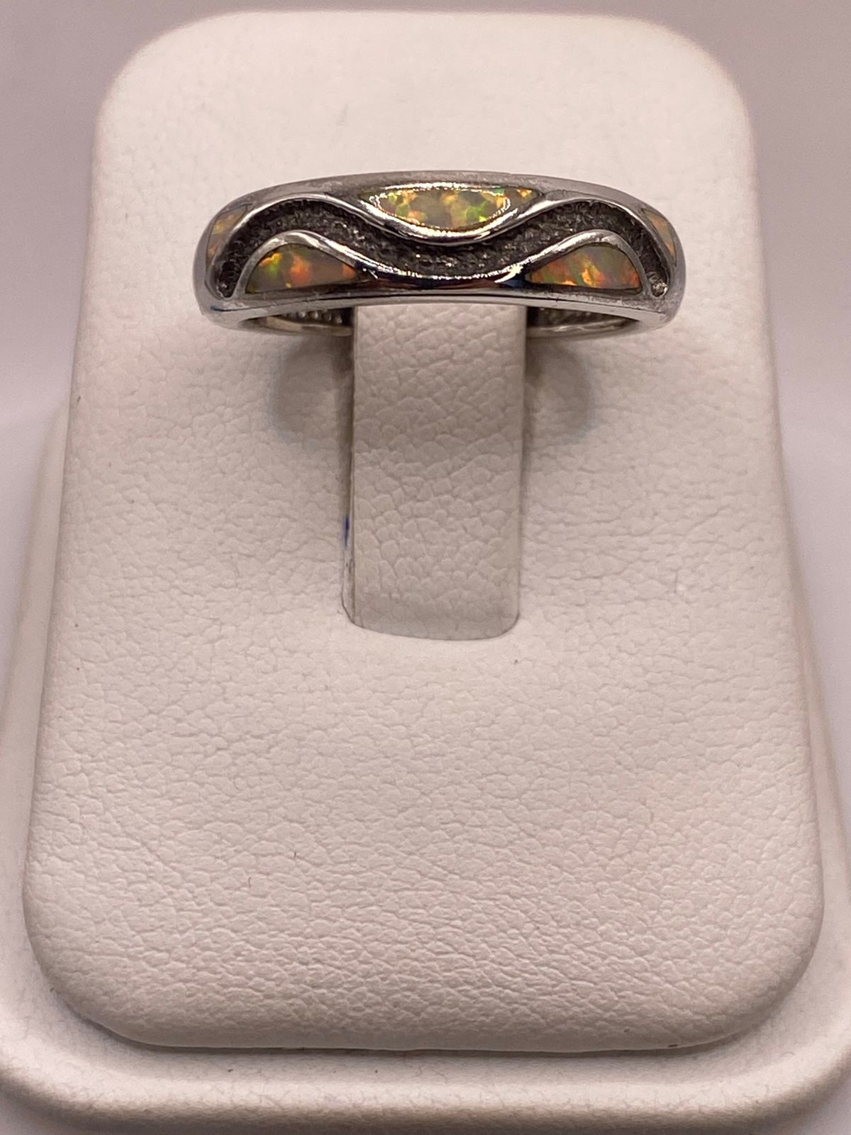 Anillo de Plata Ley 950 con Ópalo de Fuego y Diseño Ondulado, vista lateral