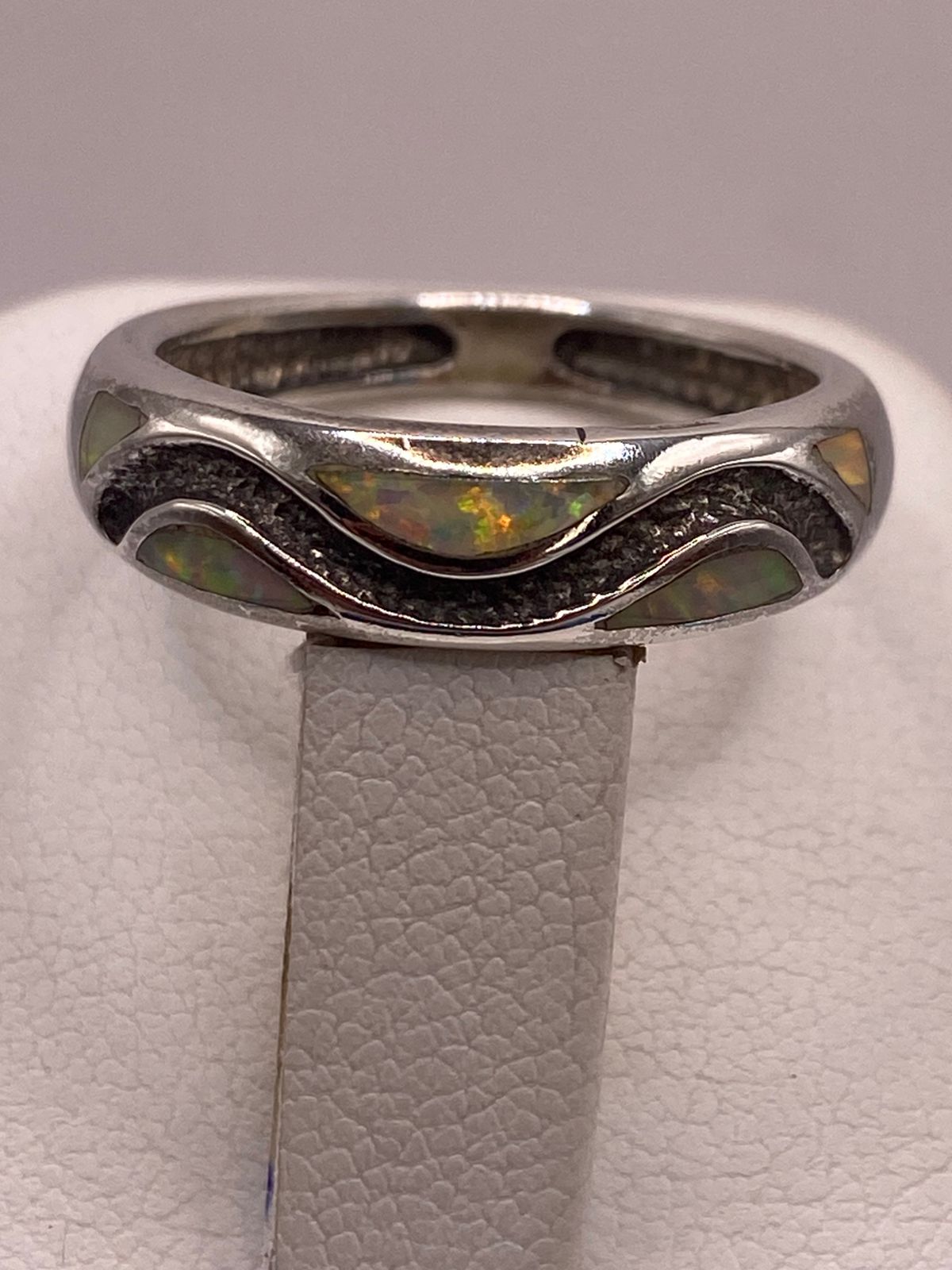 Anillo de Plata Ley 950 con Ópalo de Fuego y Diseño Ondulado, vista de detalle