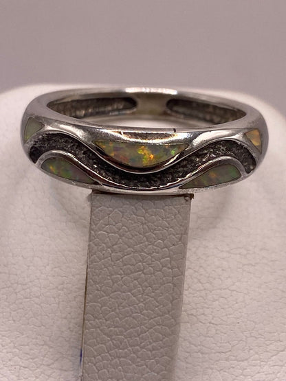Anillo de Plata Ley 950 con Ópalo de Fuego y Diseño Ondulado, vista de detalle