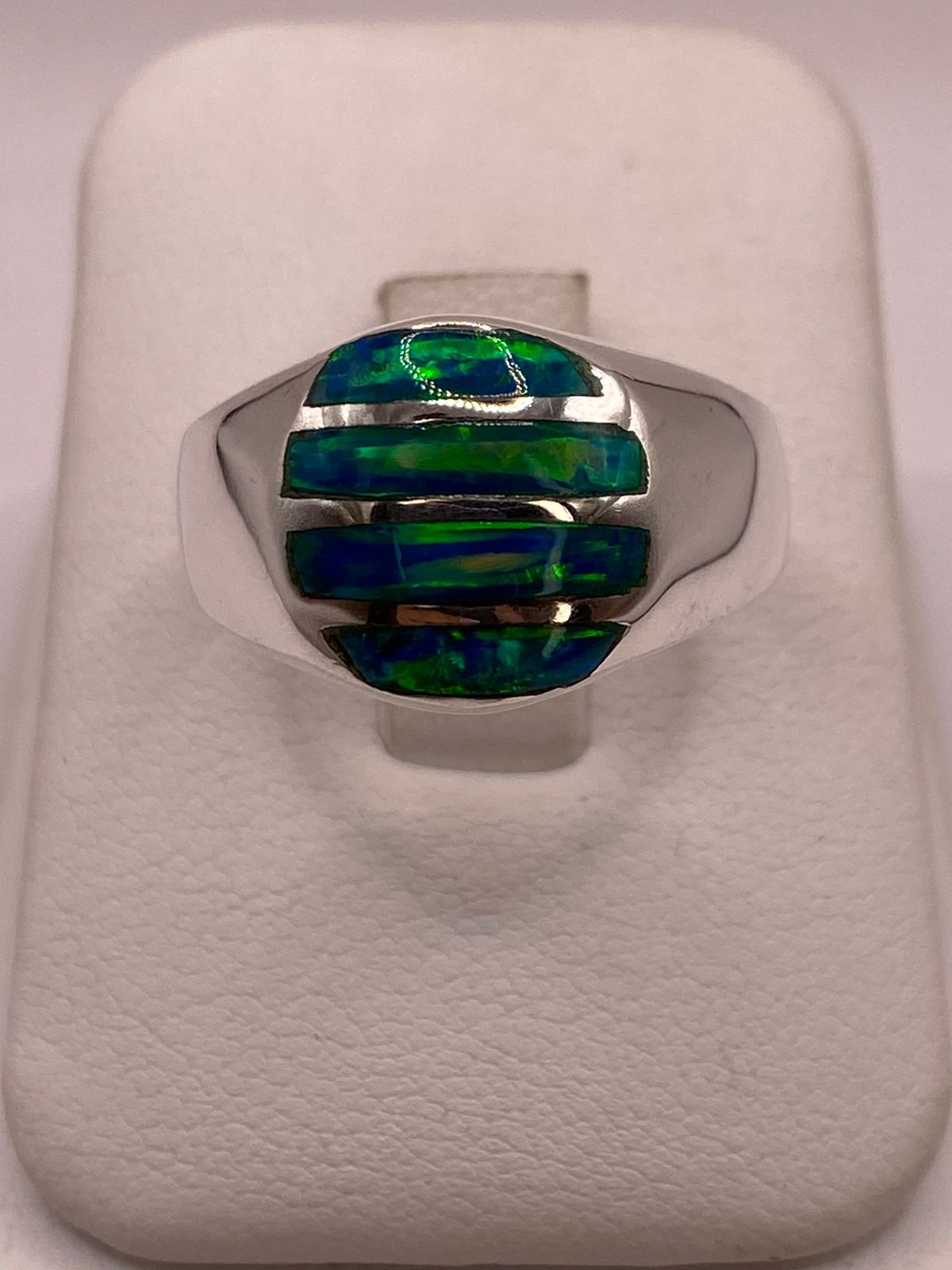 Anillo en Plata Ley 950 con Ópalo de Fuego Diseño Ovalado Segmentado, vista lateral