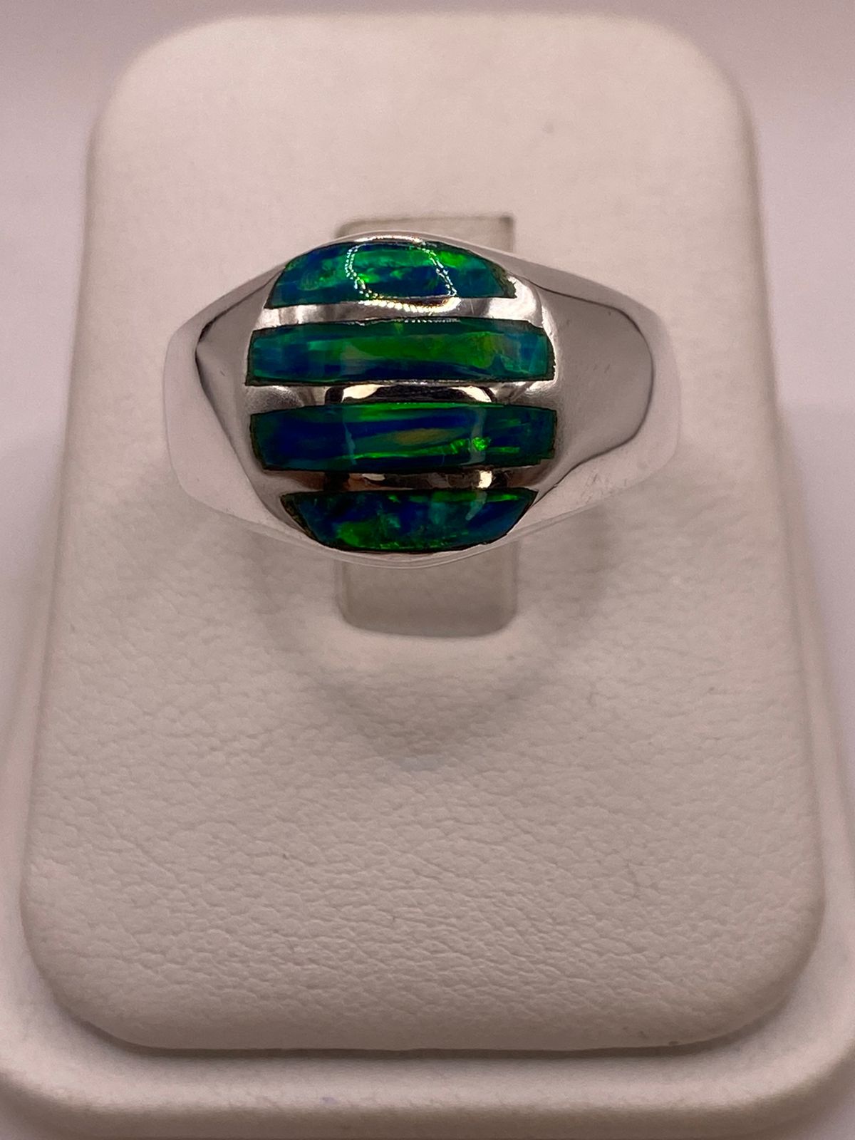 Anillo en Plata Ley 950 con Ópalo de Fuego Diseño Ovalado Segmentado, vista de detalle