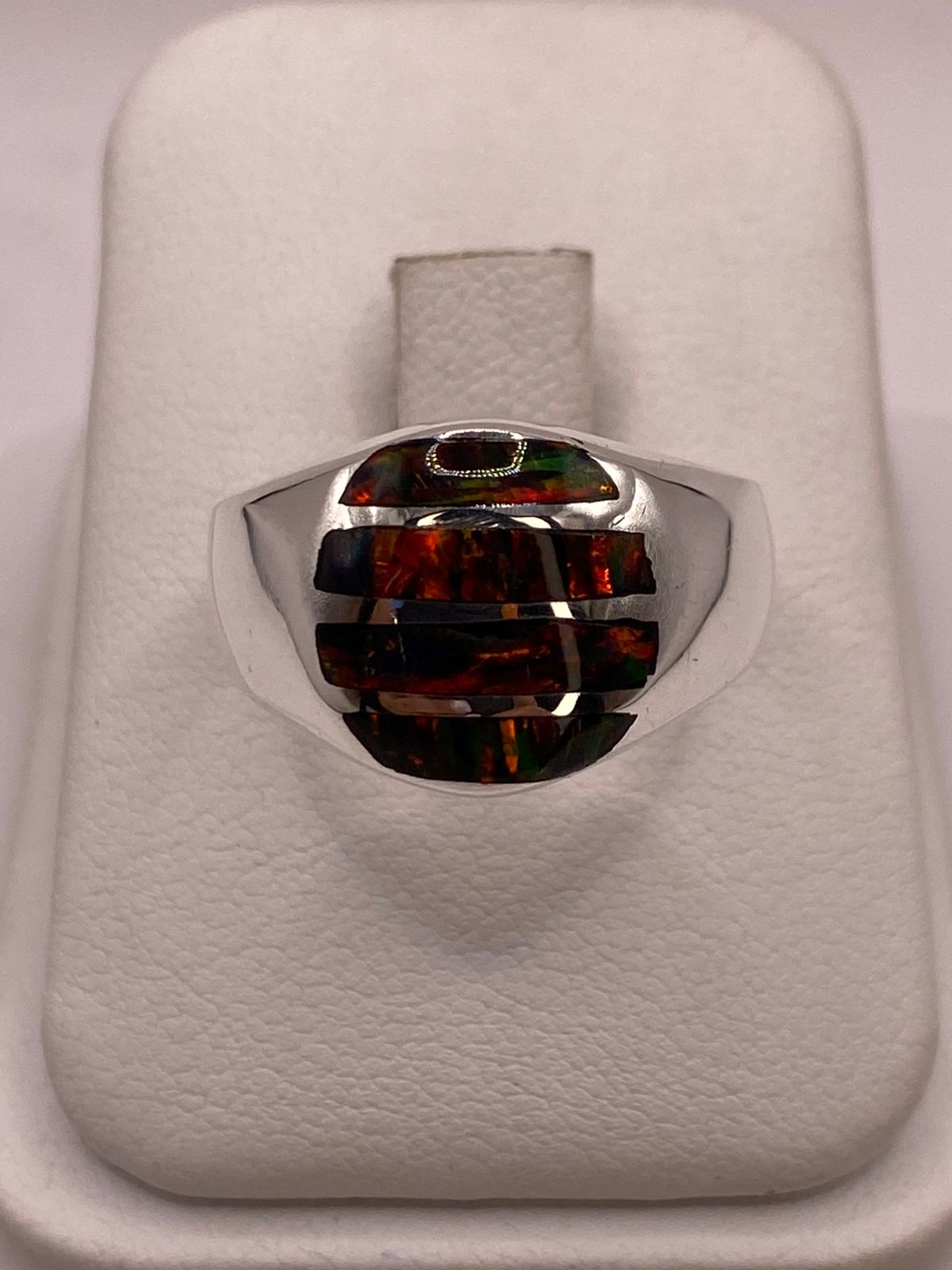 Anillo en Plata Ley 950 con Ópalo de Fuego Diseño Segmentado Artesanal, vista lateral