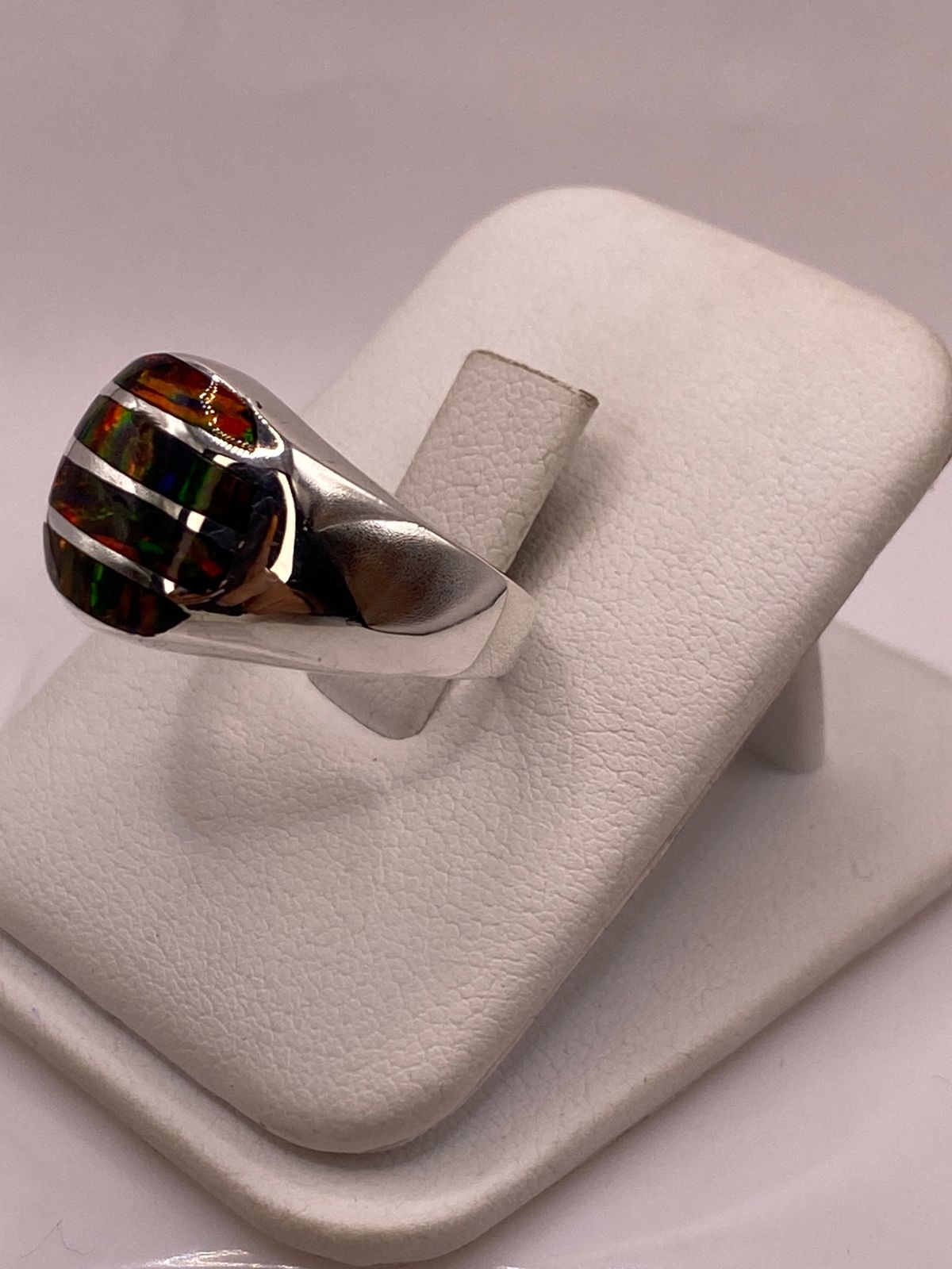 Anillo en Plata Ley 950 con Ópalo de Fuego Diseño Segmentado Artesanal, vista frontal