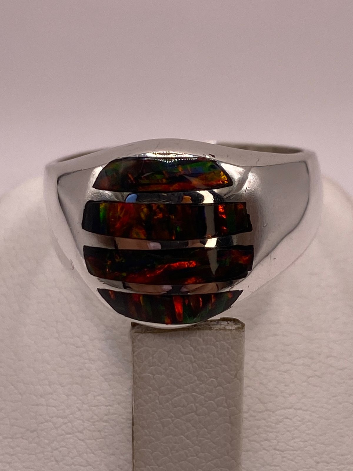 Anillo en Plata Ley 950 con Ópalo de Fuego Diseño Segmentado Artesanal, vista de detalle