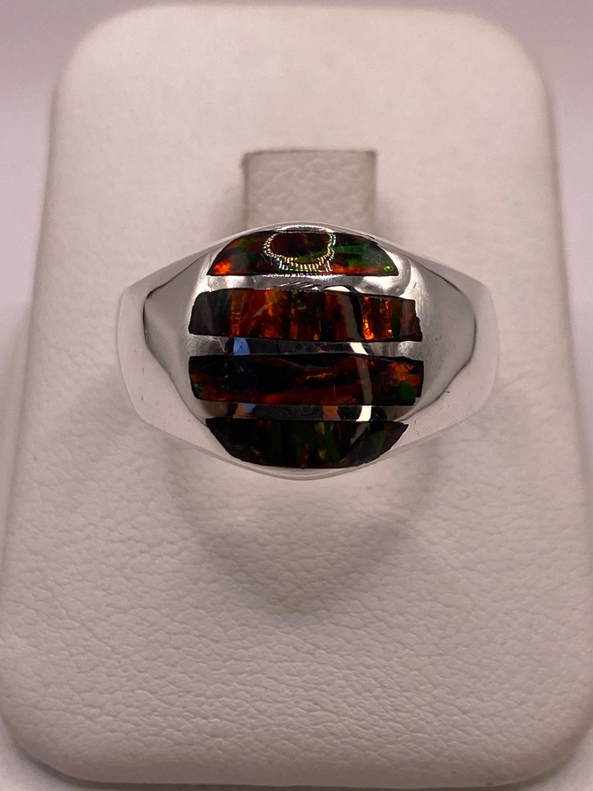 Anillo en Plata Ley 950 con Ópalo de Fuego Diseño Segmentado Artesanal — ángulo diagonal