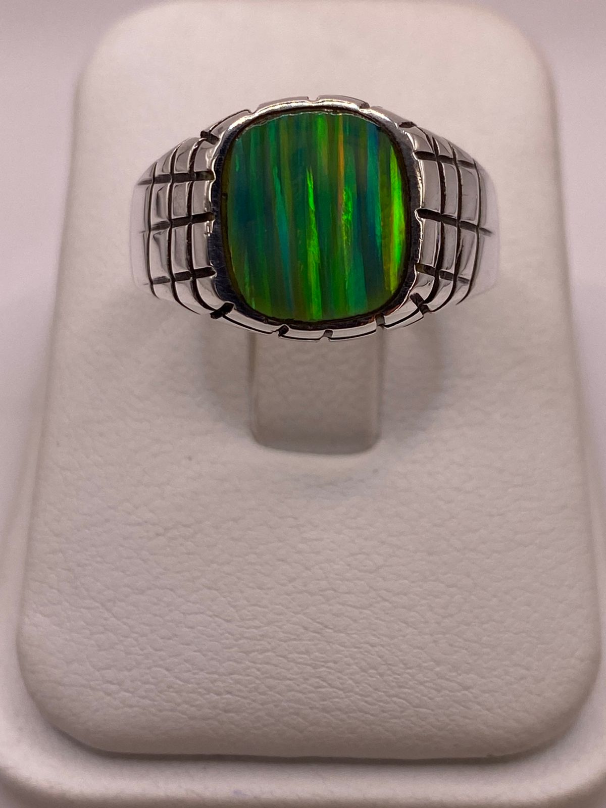 Anillo Plata Ley 950 con Ópalo de Fuego Diseño Segmentado Moderno en báscula mostrando peso