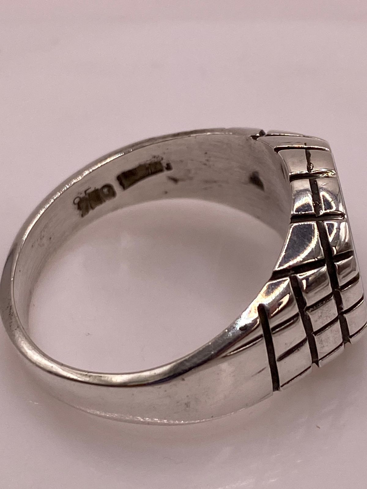 Anillo Plata Ley 950 con Ópalo de Fuego Diseño Segmentado Moderno, sello de autenticidad Plata Ley .925