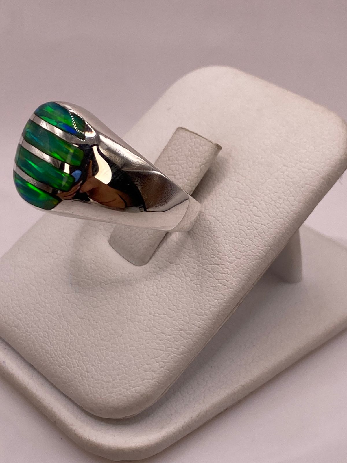Anillo en Plata Ley 950 con Ópalo de Fuego Diseño Segmentado Moderno, vista lateral