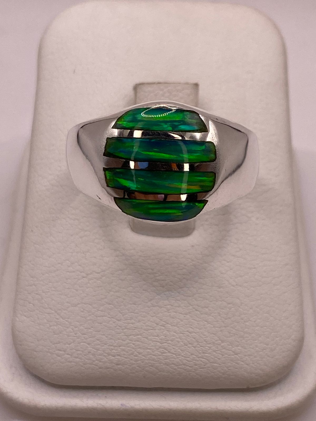 Anillo en Plata Ley 950 con Ópalo de Fuego Diseño Segmentado Moderno, vista de detalle