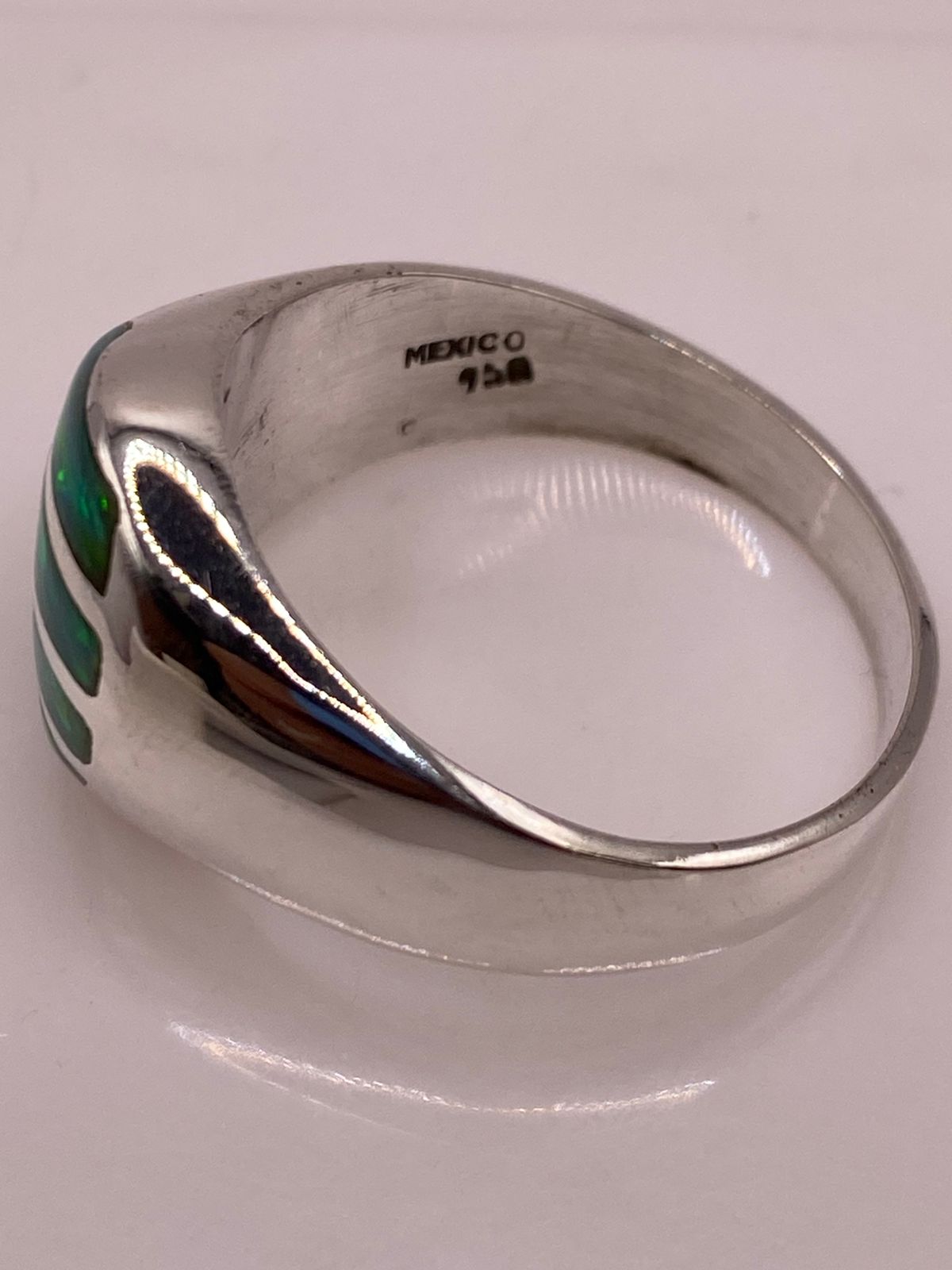 Anillo en Plata Ley 950 con Ópalo de Fuego Diseño Segmentado Moderno, sello de autenticidad Plata Ley .925