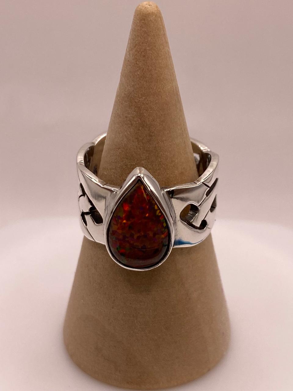 Anillo en Plata Ley 950 con Ópalo de Fuego en Forma de Gota — detalle de acabado