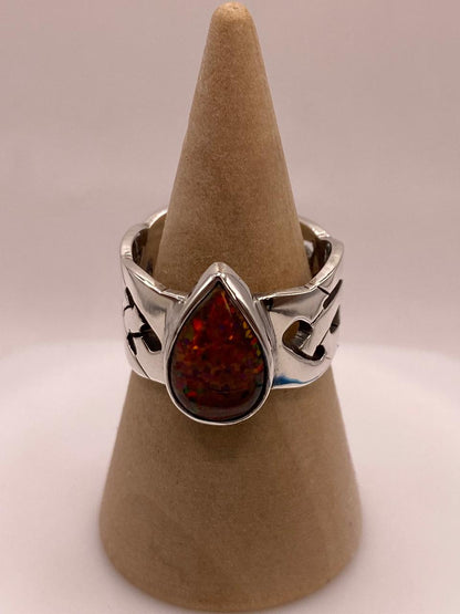 Anillo en Plata Ley 950 con Ópalo de Fuego en Forma de Gota — detalle de acabado
