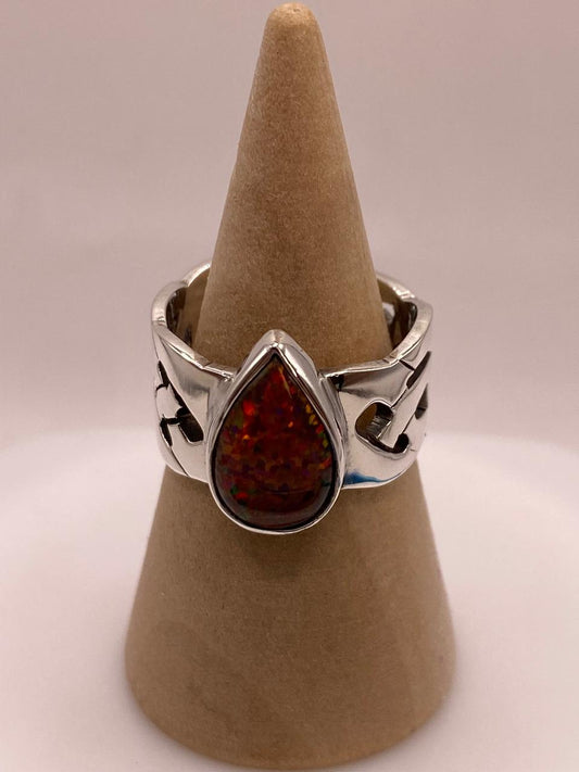 Anillo en Plata Ley 950 con Ópalo de Fuego en Forma de Gota — detalle de acabado