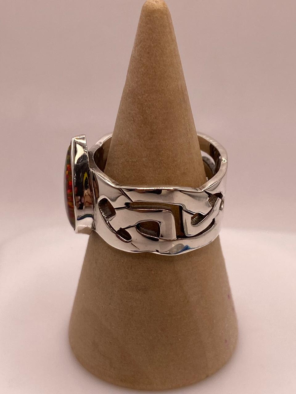Anillo en Plata Ley 950 con Ópalo de Fuego en Forma de Gota, vista de detalle