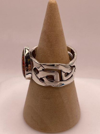Anillo en Plata Ley 950 con Ópalo de Fuego en Forma de Gota, vista de detalle