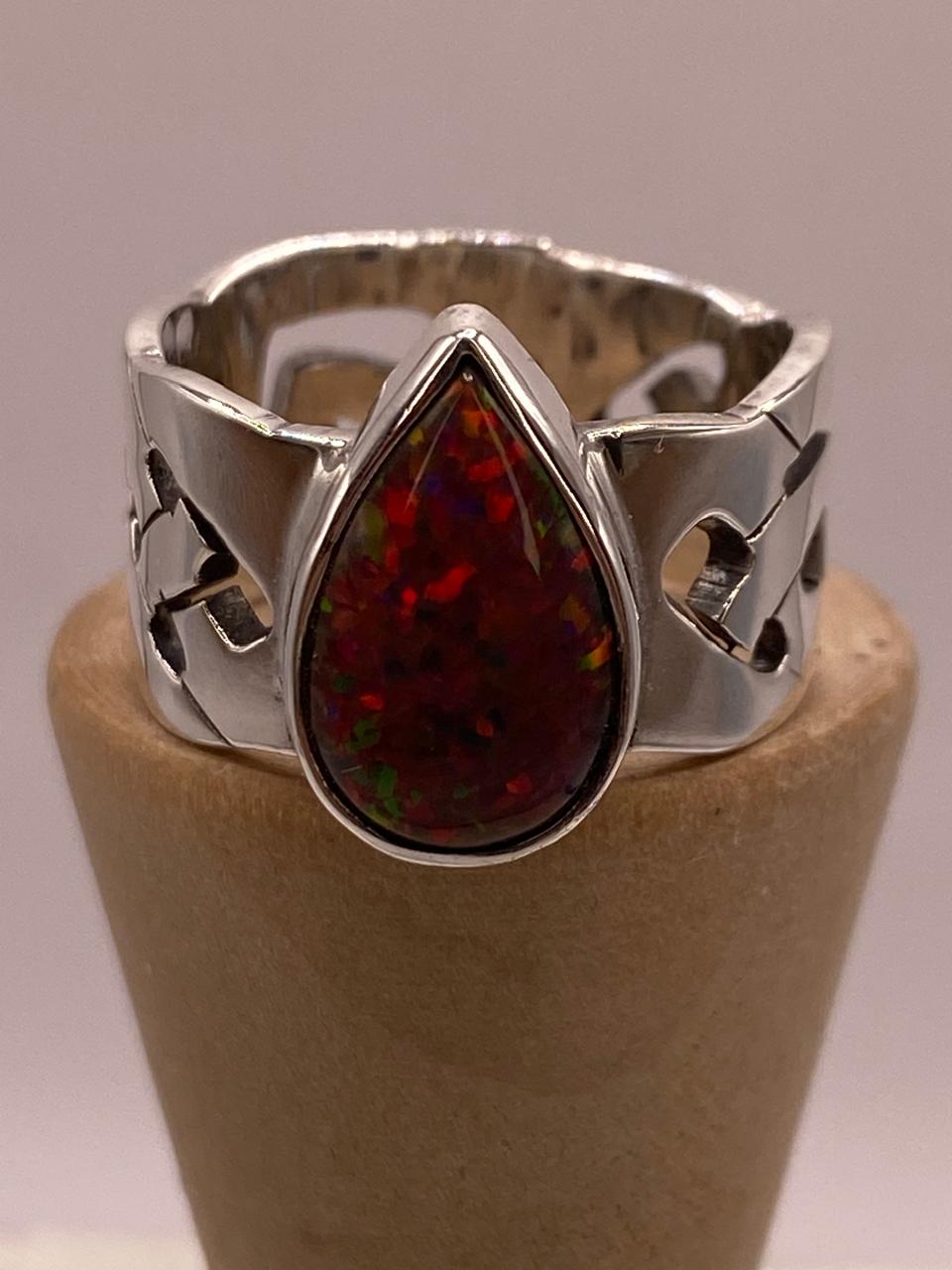 Anillo en Plata Ley 950 con Ópalo de Fuego en Forma de Gota, vista lateral
