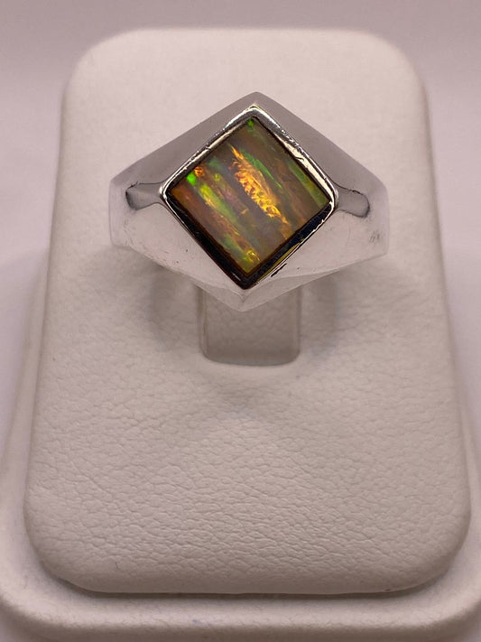 Anillo de Plata Ley 950 con Ópalo de Fuego en Montura Romboidal — ángulo diagonal