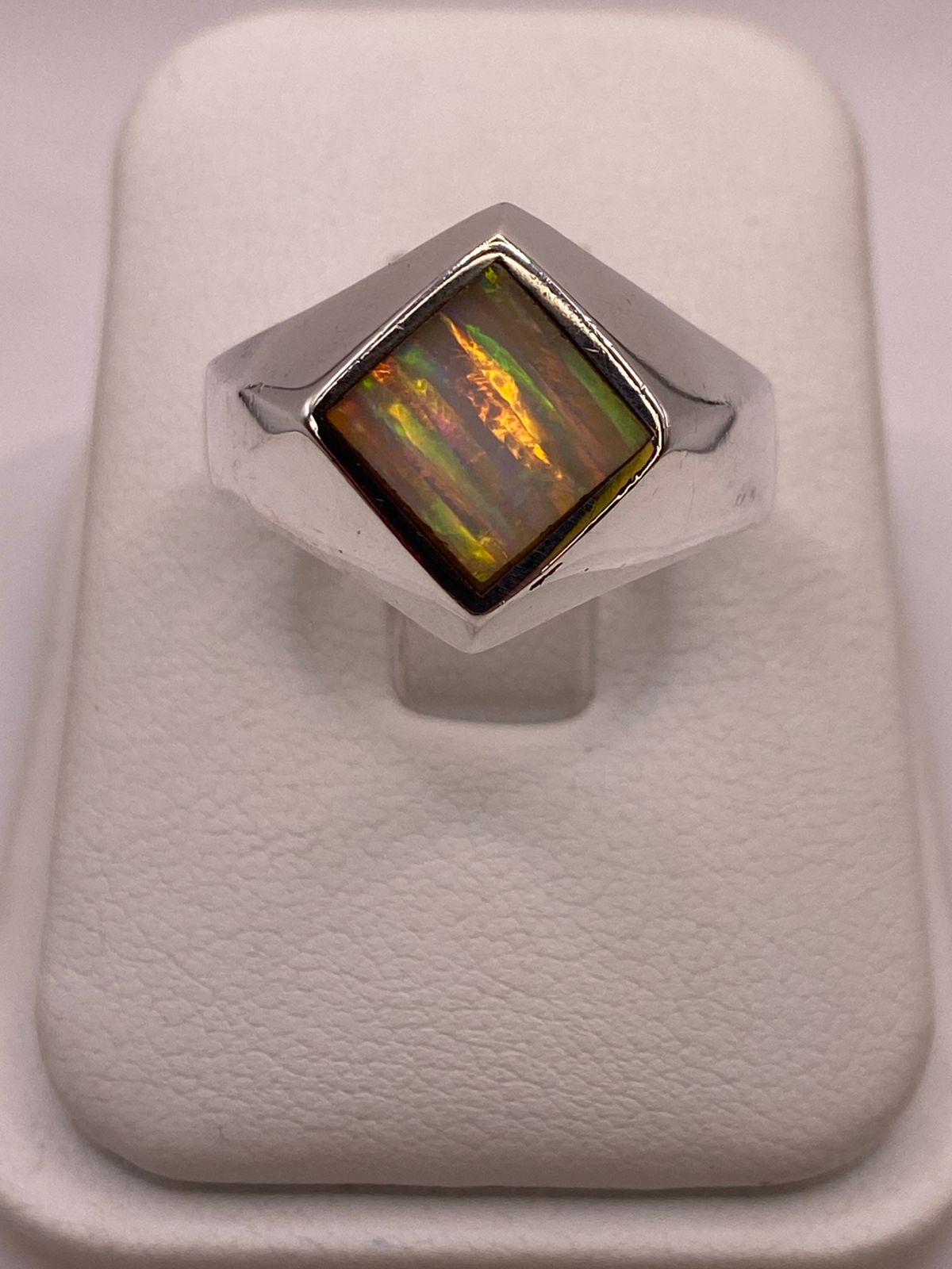 Anillo de Plata Ley 950 con Ópalo de Fuego en Montura Romboidal, vista lateral