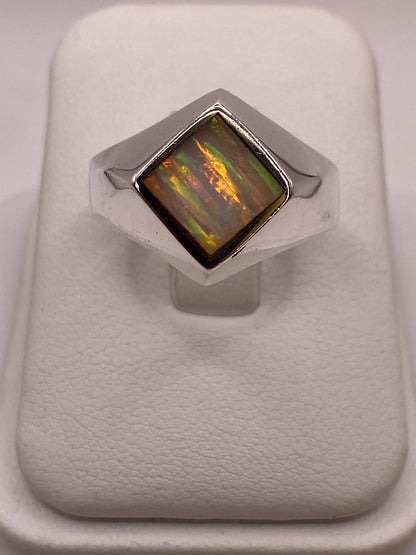 Anillo de Plata Ley 950 con Ópalo de Fuego en Montura Romboidal, vista lateral