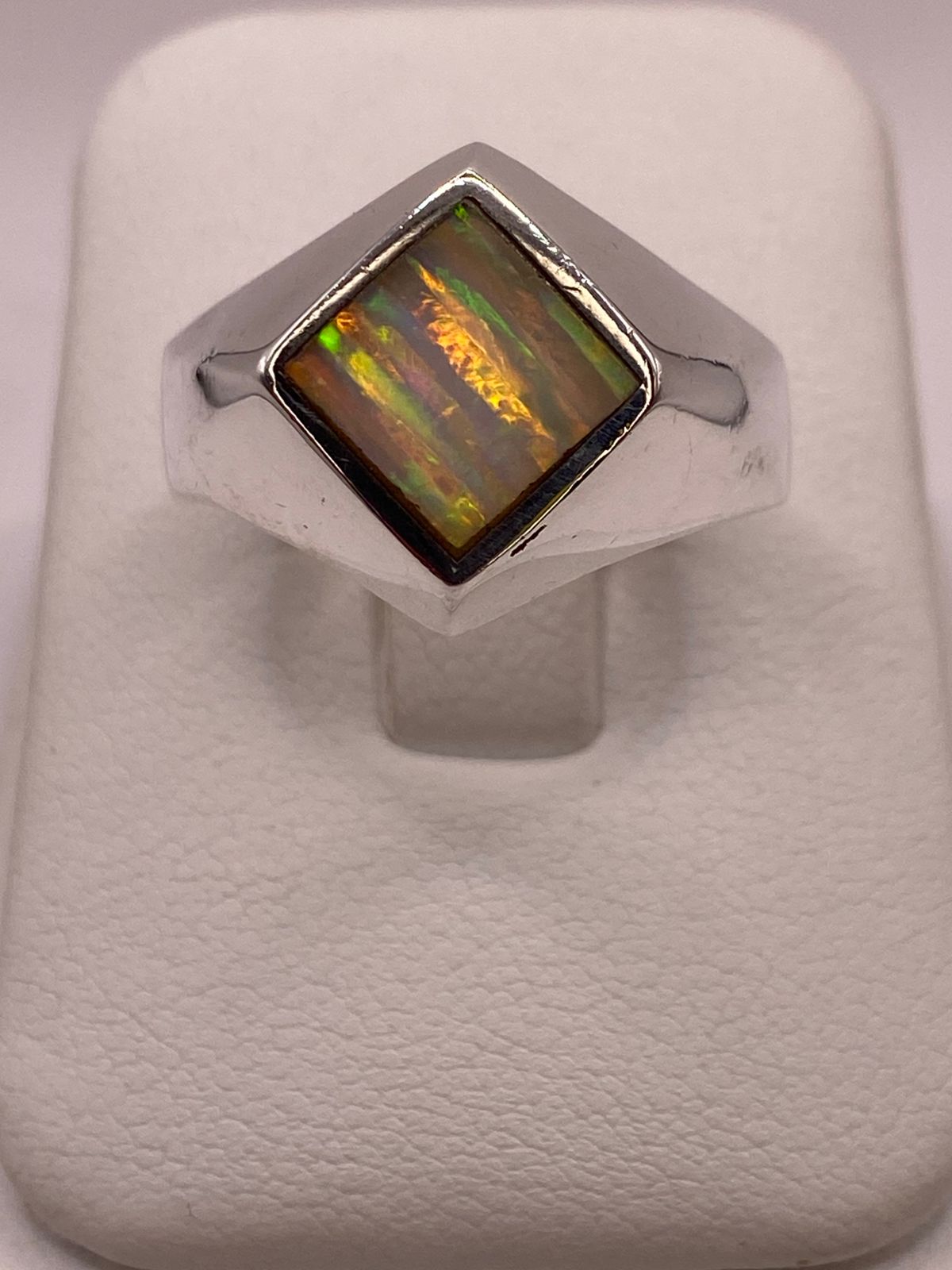Anillo de Plata Ley 950 con Ópalo de Fuego en Montura Romboidal, vista de detalle