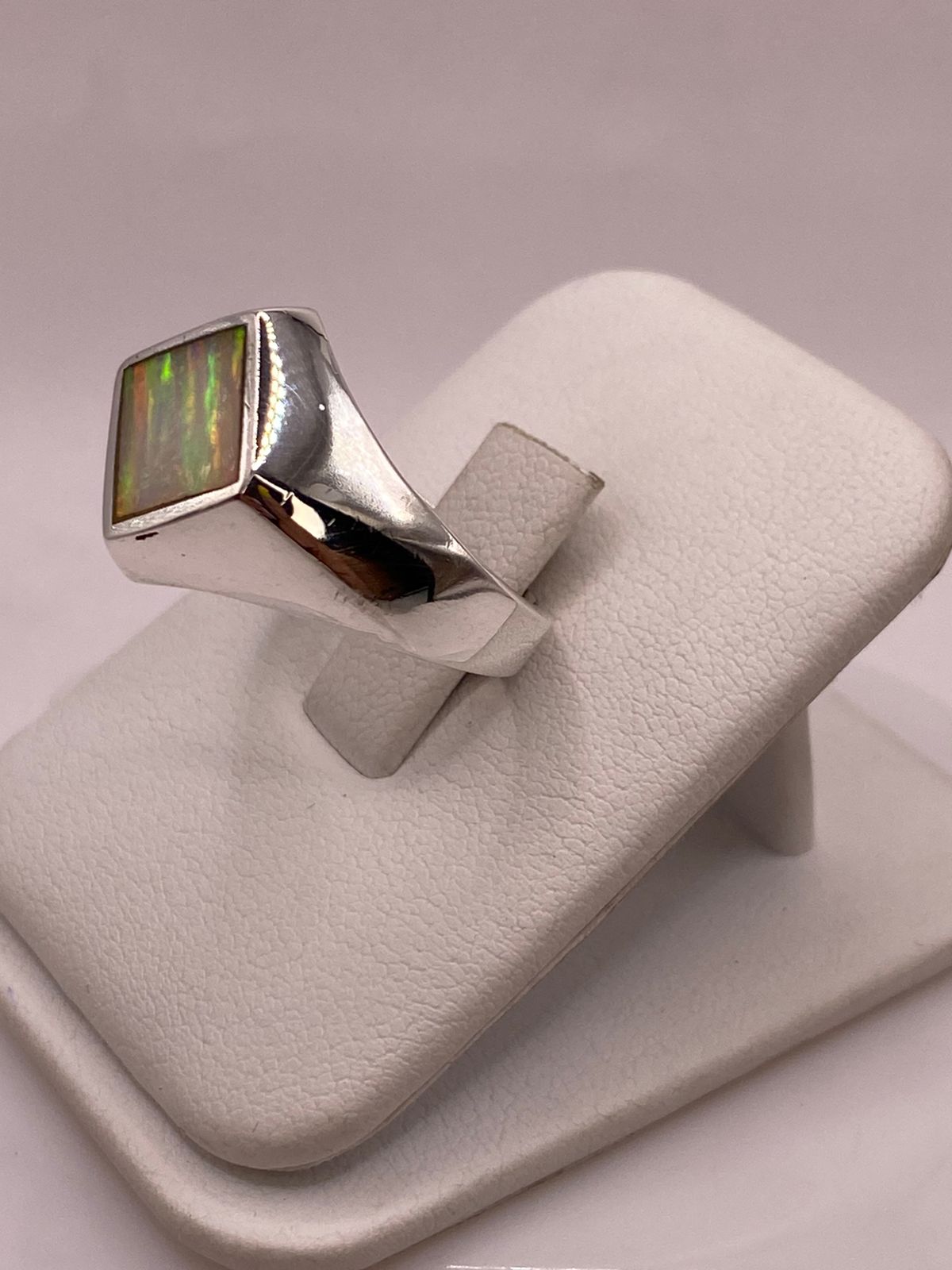 Anillo de Plata Ley 950 con Ópalo de Fuego en Montura Romboidal, vista frontal