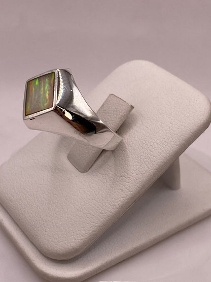 Anillo de Plata Ley 950 con Ópalo de Fuego en Montura Romboidal, vista frontal