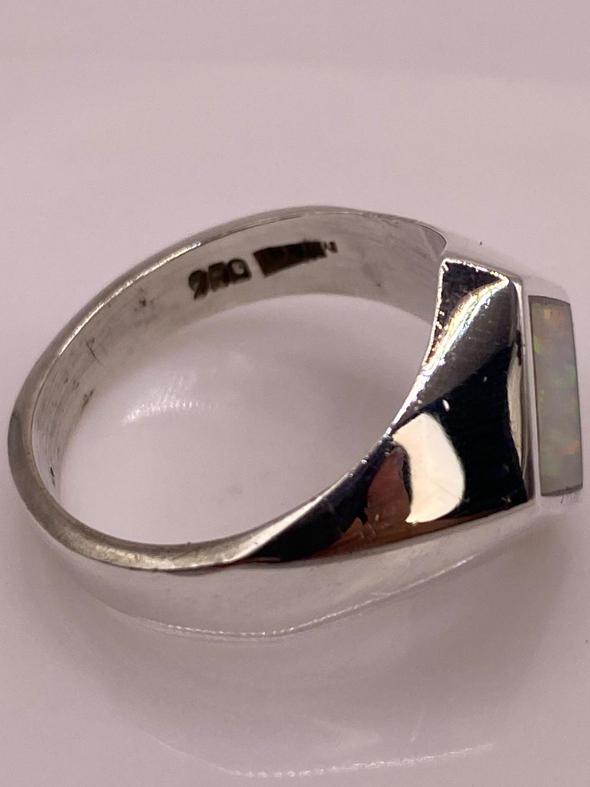 Anillo de Plata Ley 950 con Ópalo de Fuego en Montura Romboidal, sello de autenticidad Plata Ley .925