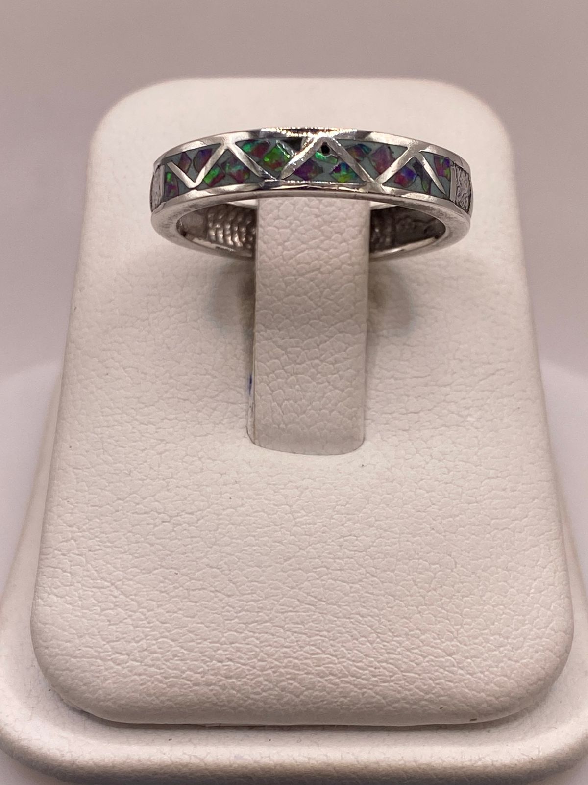 Anillo de Plata Ley 950 con Ópalo de Fuego Multicolor y Figuras Geométrica, vista de detalle