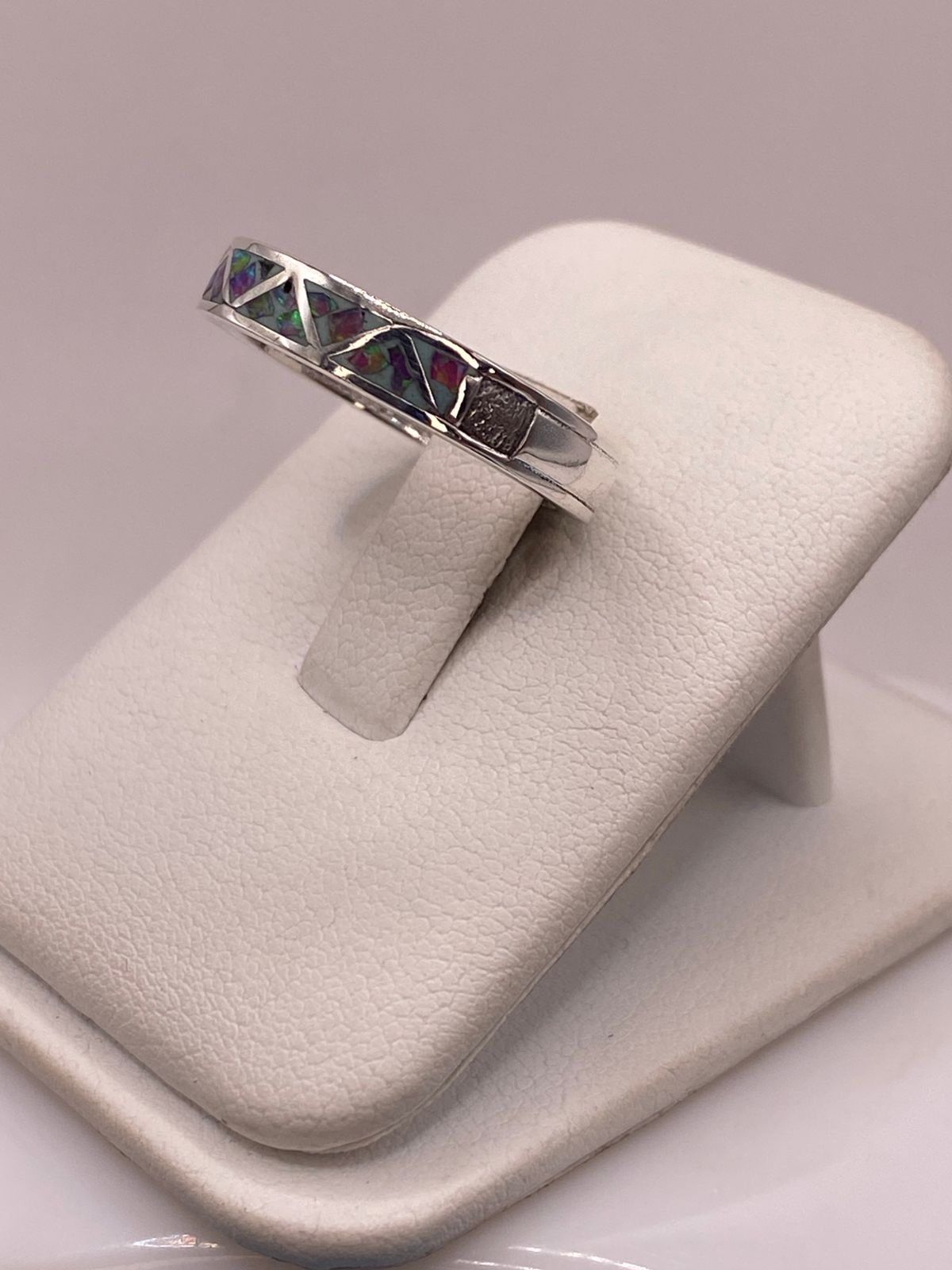Anillo de Plata Ley 950 con Ópalo de Fuego Multicolor y Figuras Geométrica, vista lateral