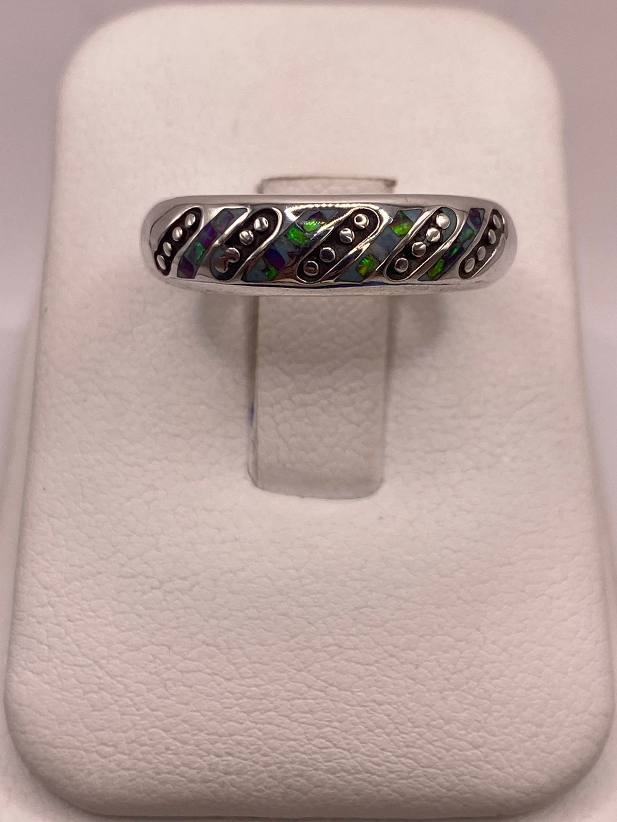 Anillo de Plata Ley 950 con Ópalo de Fuego Multicolor en báscula mostrando peso