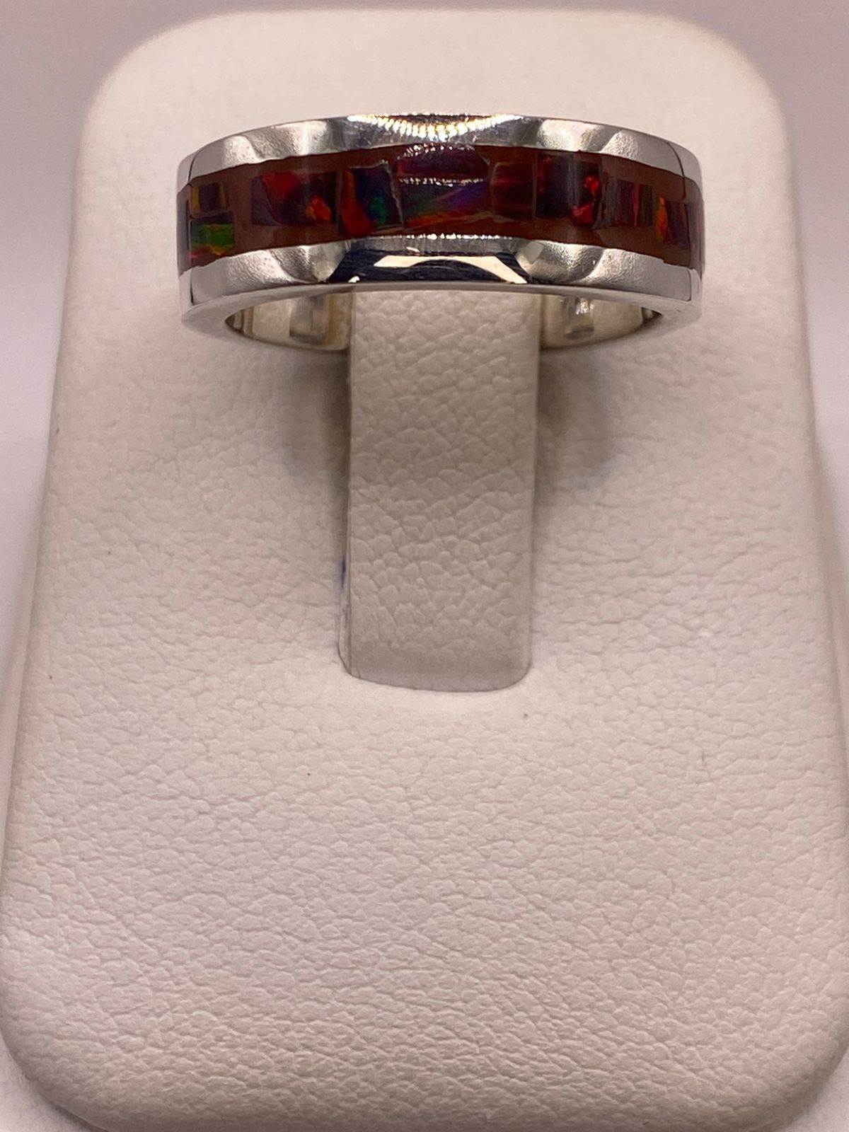 Anillo de Plata Ley 950 con Ópalo de Fuego Rojo Intenso — ángulo diagonal