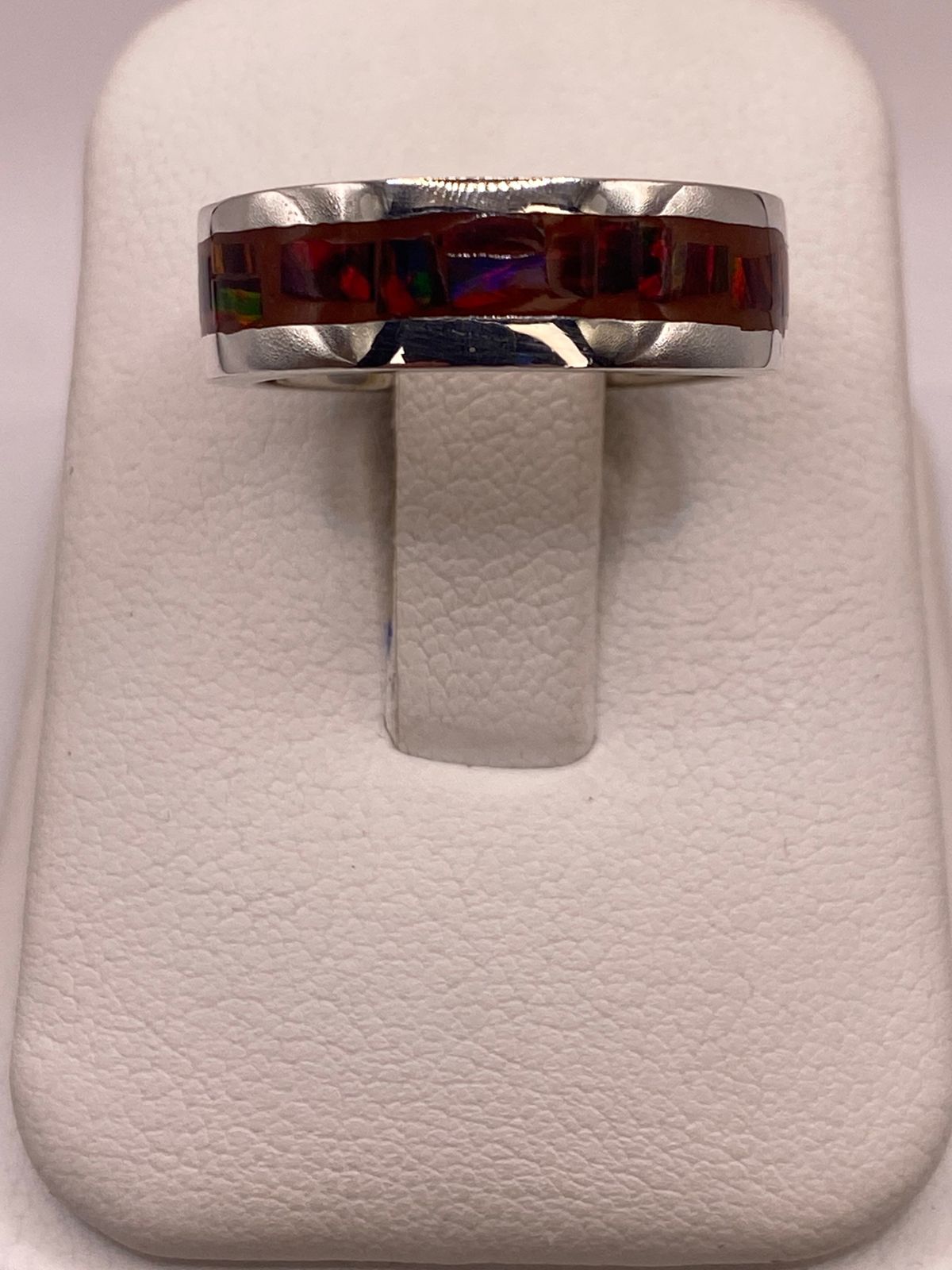 Anillo de Plata Ley 950 con Ópalo de Fuego Rojo Intenso, vista de detalle