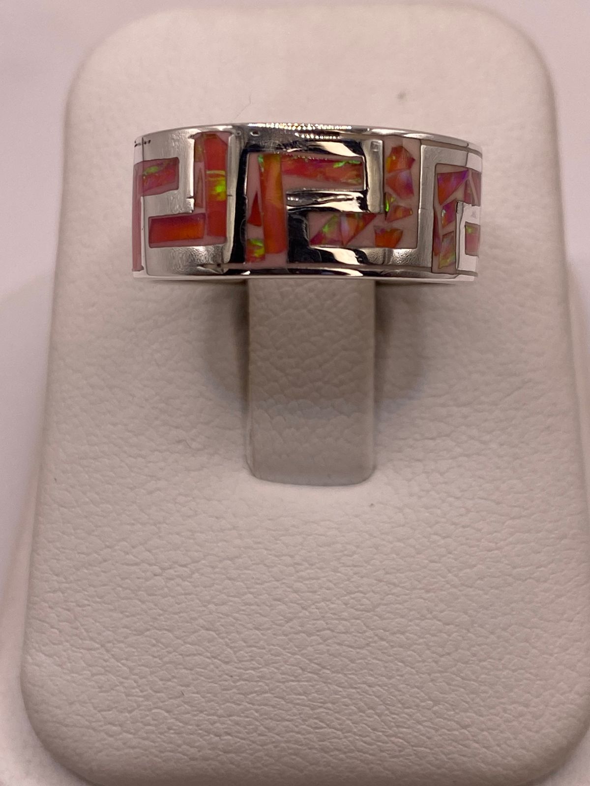 Anillo Plata Ley 950 con Ópalo de Fuego Rosado Diseño Geométrico Tipo Greca en báscula mostrando peso