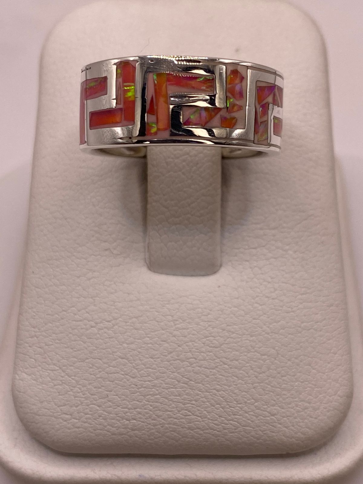 Anillo Plata Ley 950 con Ópalo de Fuego Rosado Diseño Geométrico Tipo Greca, vista lateral